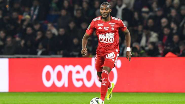 Lilian Brassier balle au pied